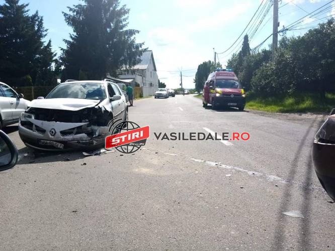 FOTO: Impact între două maşini în zona Robot Baia Mare