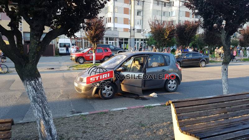 GALERIE FOTO / ACTUALIZARE: Accident rutier în zona Carrefour din Sighet. Printre victime şi un copil. Şoferul mort de beat