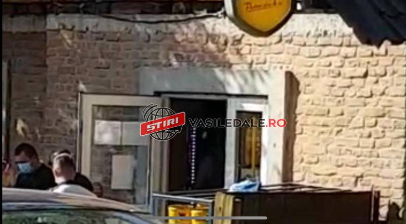 TENTATIVĂ DE CRIMĂ ÎNGROZITOARE ÎNTR-UN MAGAZIN DIN DRAGOMIREŞTI / ACTUALIZARE: Un bărbat a înjunghiat o vânzătoare apoi și-a tăiat gâtul sub privirile unui localnic (FOTO, VIDEO)