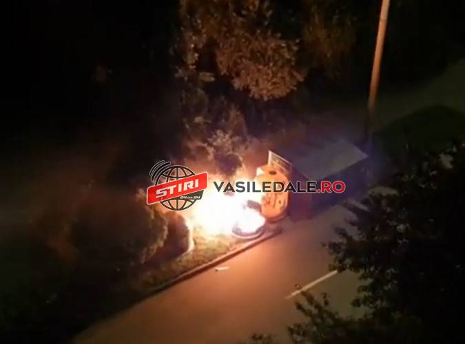 FOTO, VIDEO: Tomberon incendiat azi-noapte pe str. G. Coşbuc din Baia Mare