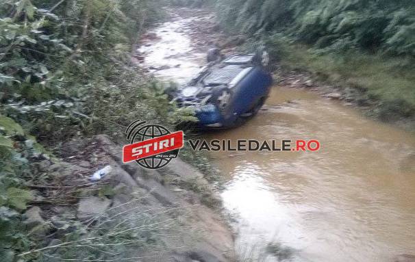 FOTO CITITORI – ACCIDENT: A plonjat cu mașina în pârâul Băiuț