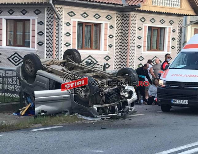 GALERIE FOTO / ACTUALIZARE: O maşină a ajuns pe plafon la Buciumi