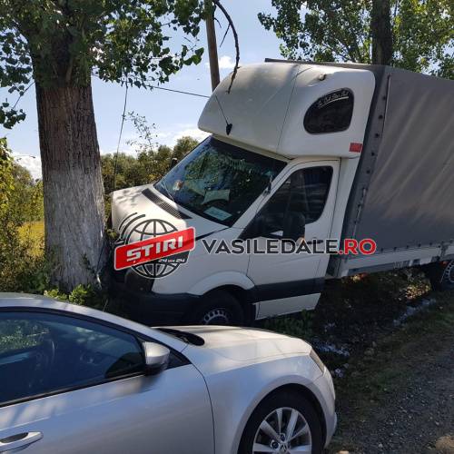 GALERIE FOTO/VIDEO: Accident în zona benzinăriei de la Stejarul