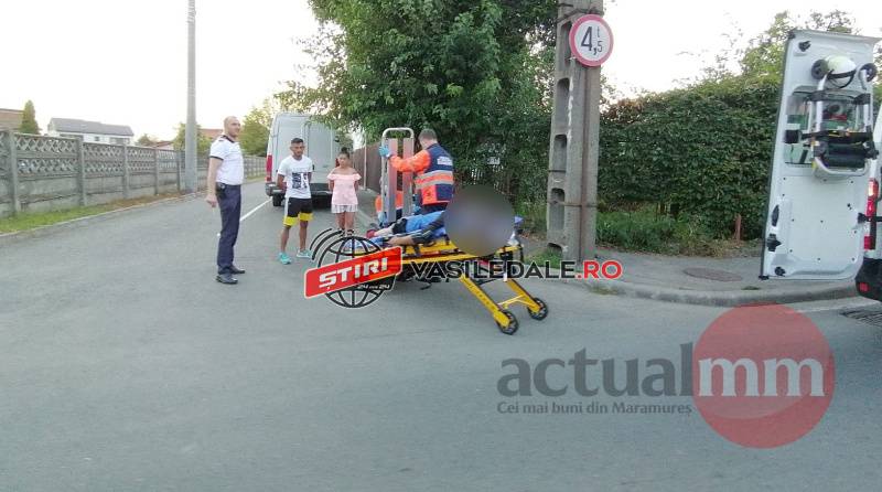 FOTO: BAIA MARE – Biciclist lovit de mașină pe strada Bujorului. O femeie a fost accidentată pe trecerea pentru pietoni