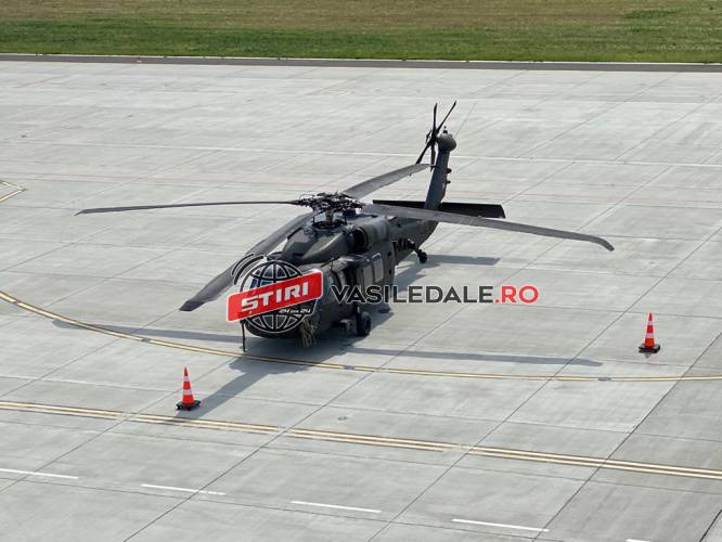 EXCLUSIV FOTO, VIDEO: Oficiali americani NATO au călcat pe pământ maramureşean. Două elicoptere Blackhawks au aterizat în Baia Mare