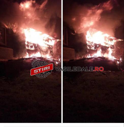 FOTO: Casă mistuită de flăcări la Repedea