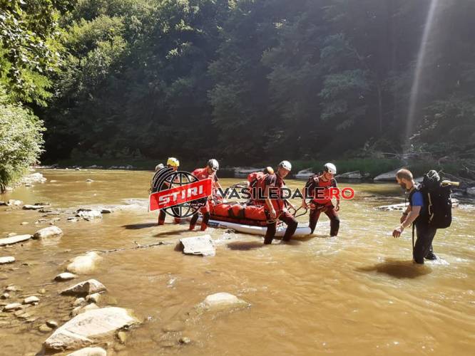 VIDEO/FOTO: Un tânăr a alunecat și a căzut de pe o stâncă în Cheile Lăpușului