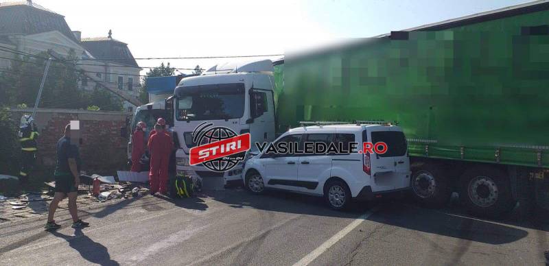 GALERIE FOTO: Sighetean implicat într-un carambol cu două TIR-uri şi un autoturism în judeţul Cluj