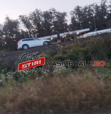 FOTO, VIDEO: Accident la Hideaga. O maşină a ajuns pe calea ferată