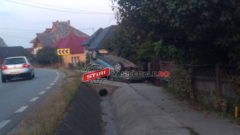 GALERIE FOTO: O maşină s-a răsturnat cu roţile în sus la Lăpuşel