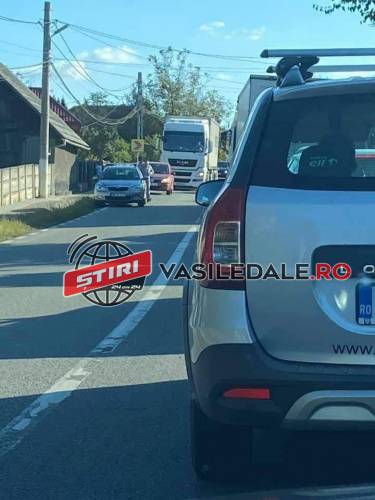 GALERIE FOTO, VIDEO: Accident rutier la Lăpuşel / O maşină s-a răsturnat în şanţ, sunt două victime