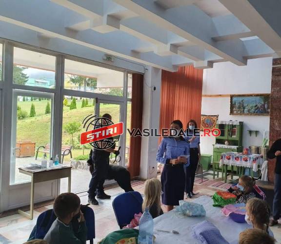 DUPĂ O LUNGĂ ABSENŢĂ: Câinele poliţist Snow, în mijlocul copiilor din Cavnic