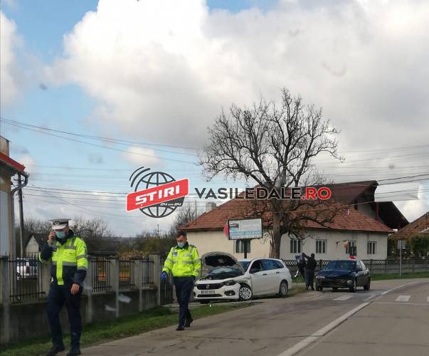 FOTO EXCLUSIV: Impact violent între două mașini într-o curbă din Țicău