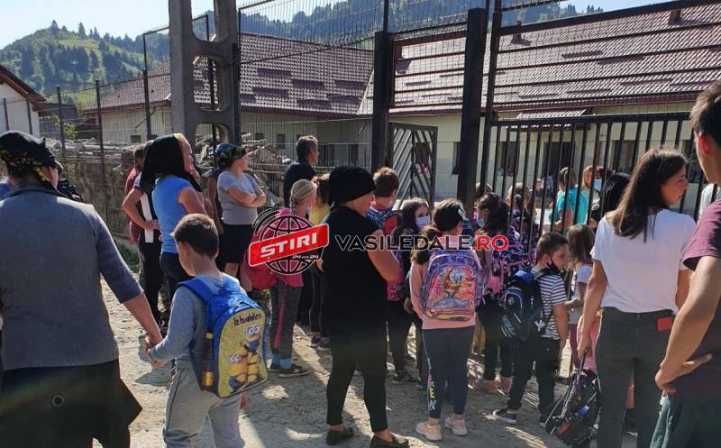 EXCLUSIV VIDEO/FOTO: PUȘI ÎN PERICOL DE MOARTE – Sute de copii din Poienile de Sub Munte ținuți zi de zi în mijlocul șoselei pentru a li se lua temperatura (ACTUALIZARE)