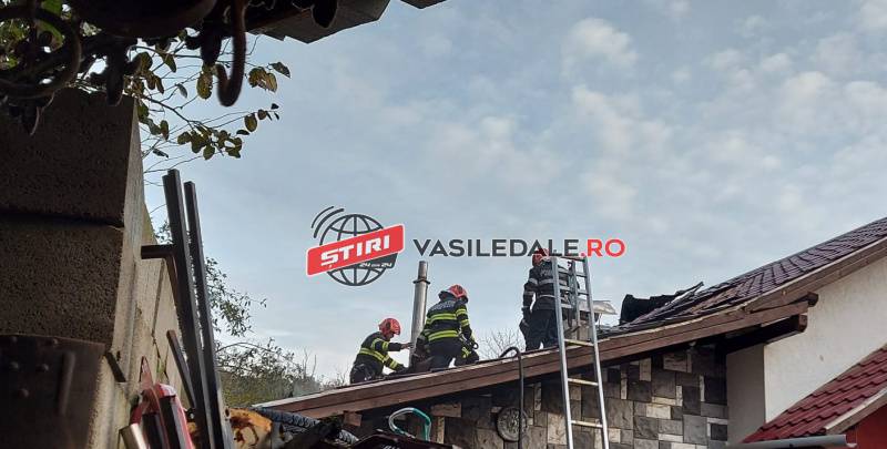 GALERIE FOTO: Foc la acoperişul unei case de pe Valea Roşie (actualizare)