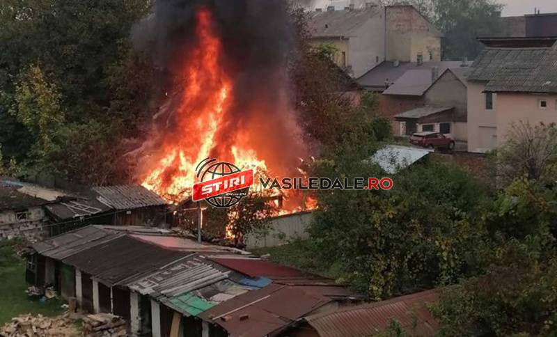 FOTO, VIDEO: Garaj mistuit de flăcări la Sighetu Marmaţiei