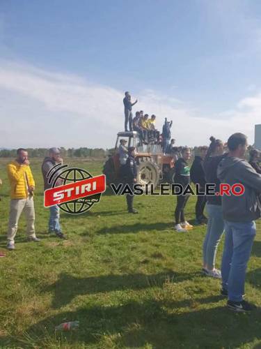 FOTO – VIDEO / DUELUL GALERIILOR: ACS Recea – Universitatea Craiova (tractoare vs fumigene) / ACTUALIZARE