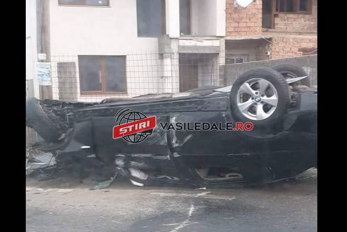 FOTO: VIȘEU DE JOS – A lovit un podeț și s-a răsturnat pe capotă. Un tânăr a rămas încarcerat