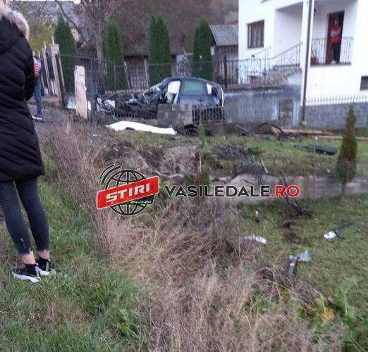 FOTO / VIDEO EXCLUSIV: TRAGEDIE LA MOISEI – A murit după ce s-a izbit cu mașina de mai multe garduri și porți. Mașina pur și simplu s-a dezmembrat (ACTUALIZARE)