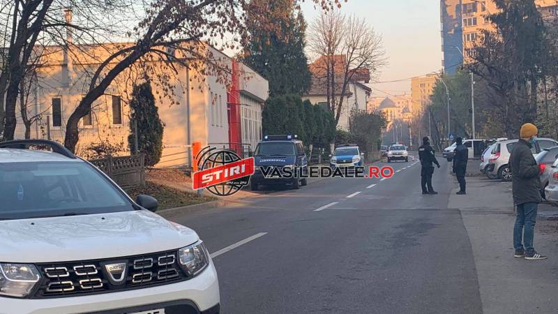 FOTO EXCLUSIV / ACTUALIZARE: Mascații, poliția, SRI-ul au blocat strada Victor Babeș din Baia Mare