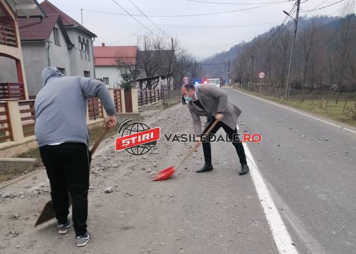 VIDEO/ FOTO: Și-a pierdut piatra concasată pe șosea. Viceprimarul din Vișeu de Sus a dat la lopată