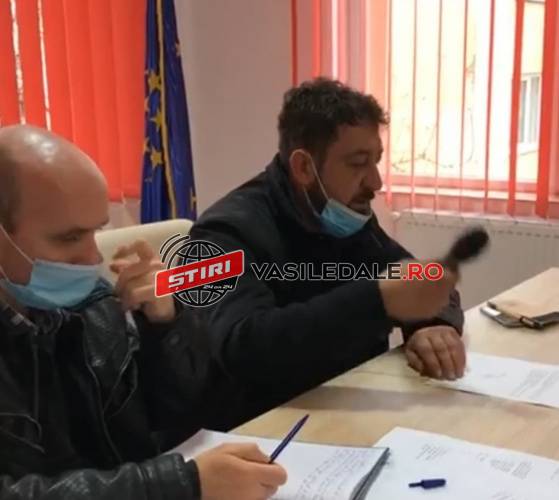 VIDEO – Ședință la Primăria Băiuț cu masca sub nas. Președintele tușea fără încetare!