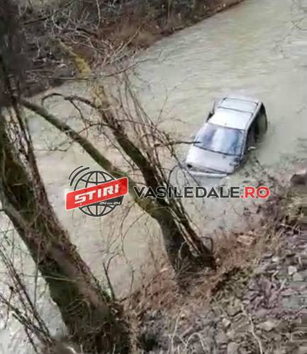 BÂRSANA: FOTO/VIDEO – Maşină căzută în albia râului, trei victime. Intervin salvamontiştii – ACTUALIZARE