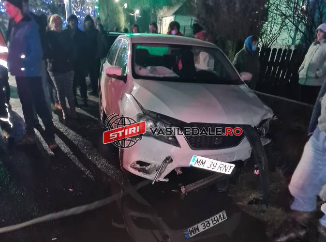 FOTO EXCLUSIV: Mașină furată și distrusă într-un accident rutier produs la Poienile de Sub Munte