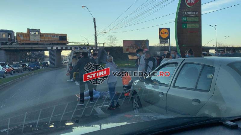 GALERIE FOTO: Doi tineri loviţi pe o trecere pentru pietoni în zona Semilună