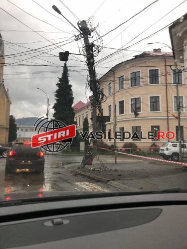 ACCIDENT CUMPLIT PROVOCAT DE UN TÂNĂR BEAT / ACTUALIZARE: Maşină distrusă, stâlp de electricitate rupt şi o zonă întreagă fără curent electric