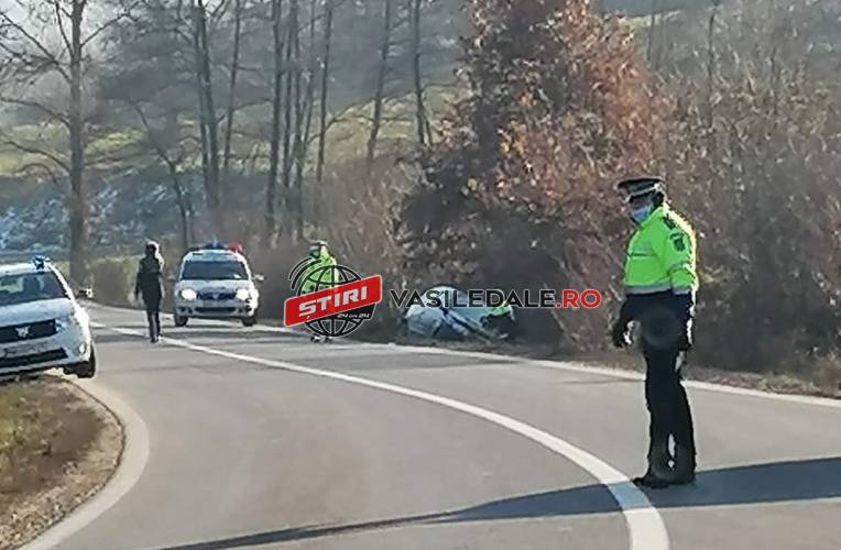 ACCIDENT LA IEŞIREA DIN BERINŢA: O tânără de 20 de ani a derapat şi a ajuns cu mașina în şanţ
