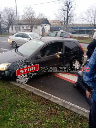 GALERIE FOTO, VIDEO: Grav accident în Baia Mare, la intersecţia de la mall. Şofer aruncat prin portieră (actualizare)