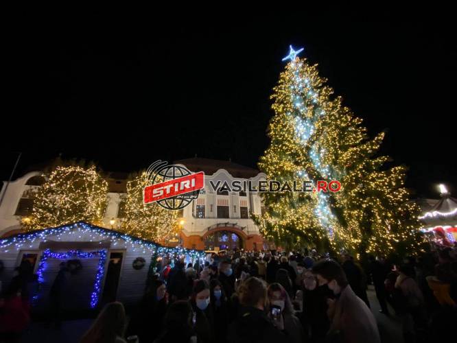 VIDEO: DE MOȘ NICOLAE – Bradul Băimărenilor a fost inaugurat. Centrul Vechi luat cu asalt cu mic cu mare