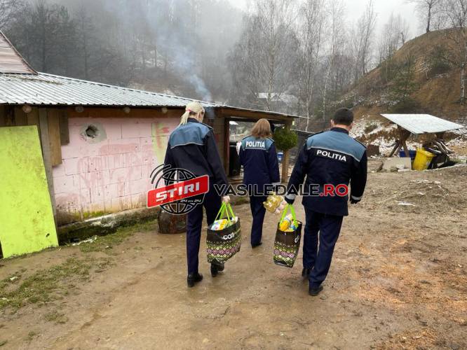 MOŞ CRĂCIUN POARTĂ UNIFORMĂ DE POLIŢIST: 12 familii din Maramureş mai fericite de sărbători