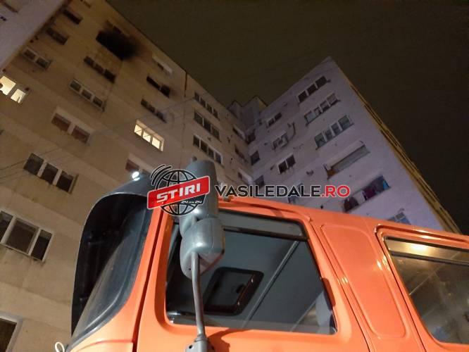 FOTO: Incendiu la un bloc de pe bd. Traian din Baia Mare. Mai multe persoane intoxicate cu fum (actualizare)