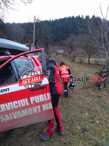 FOTO: Femeie din Vişeu de Sus, salvată de Salvamont şi Ambulanţă