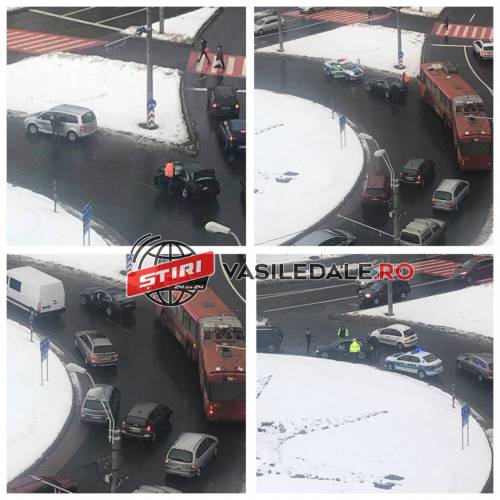 FOTO: Accident în sensul giratoriu de la Semilună
