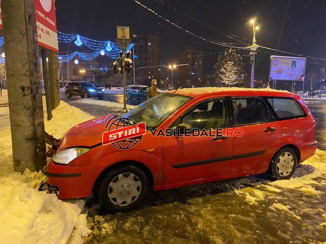 FOTO, VIDEO: Impact între două maşini la Vivo