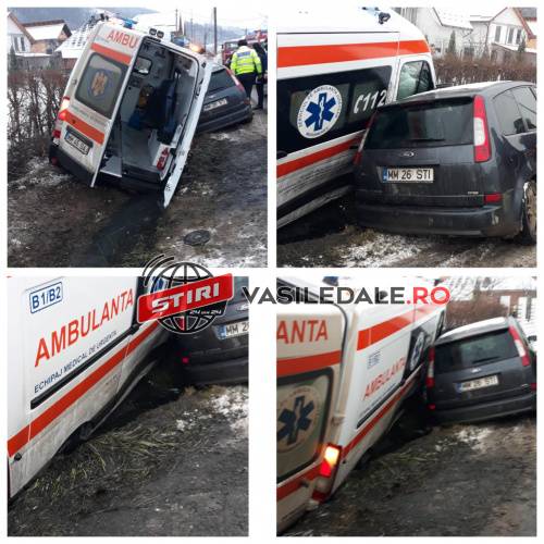 FOTO / VIDEO: Ambulanţă lovită de o maşină la Bârsana. După accident şoferul maşinii a fugit. A fost prins, era beat
