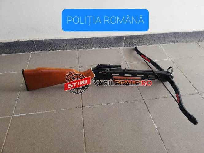 A UITAT SĂ INFORMEZE POLIŢIA: Arbaletă de circa 1.500 de lei, confiscată de la un tânăr din Onceşti