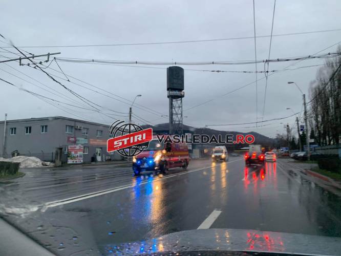 ACCIDENT: 2 răniți după ce un microbuz s-a lovit de un Volvo în Cărbunari