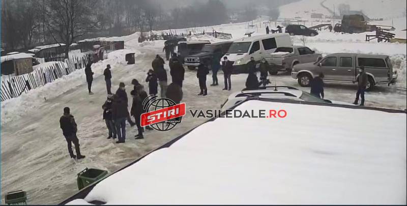 FOTO EXCLUSIV: Protest pentru că nu mai pot fura masă lemnoasă la Poienile de Sub Munte? Proaspătul primar, acuzat că nu îi susține