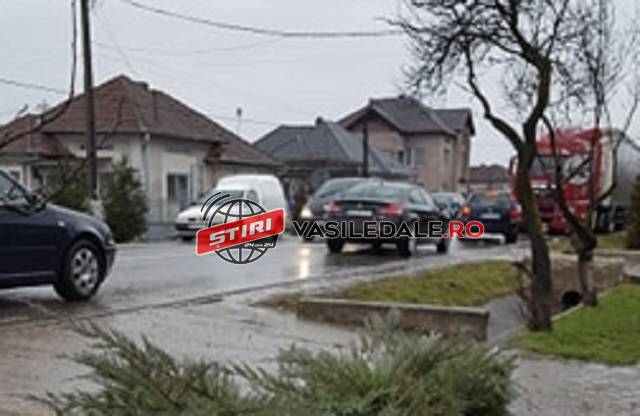 FOTO – Trafic îngreunat pe DN1C. Accident intre un TIR și un autoturism la Satulung