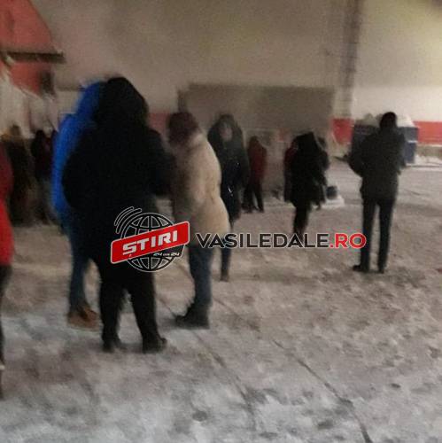 EXCLUSIV FOTO – 7 angajați confirmați pozitiv Covid19 la o firmă din Baia Mare. Schimbul 2 scos afară în ger pentru dezinfecție