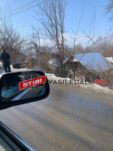 FOTO EXCLUSIV / VADU IZEI: Un TIR a derapat şi s-a izbit de peretele unei case FOTO EXCLUSIV / VADU IZEI: Un TIR a derapat şi s-a izbit de peretele unei case