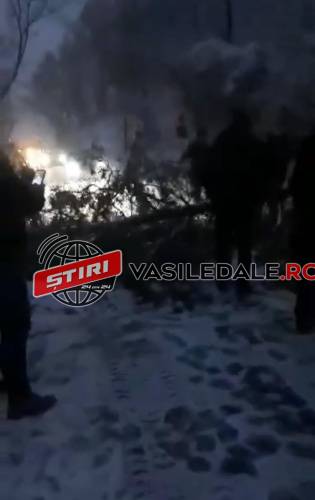 FOTO/VIDEO EXCLUSIV: Trafic blocat pe DN18. Au căzut brazii uriaşi pe şosea