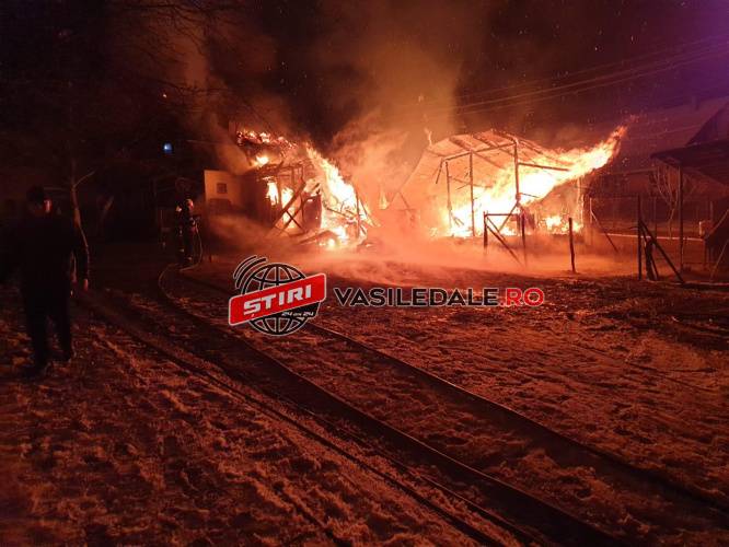 VIDEO, FOTO EXCLUSIV / INCENDIU VIOLENT: Arde o anexă gospodărească la Vişeu de Jos