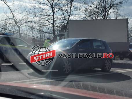 FOTO ACCIDENT – Autoutilitară înfiptă într-un stâlp, pe bulevardul Independenței din Baia Mare