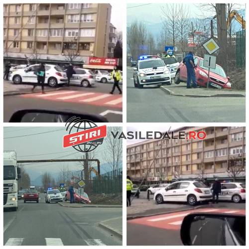 Galerie FOTO – Un șofer a ajuns pe mașina în șanț altul în stâlp. Unul pe centura Băii Mari, celălalt în Piața Revoluției