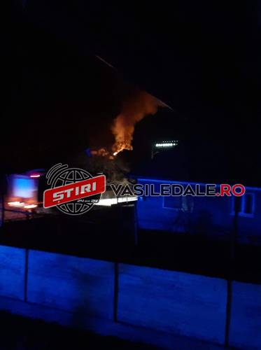 FOTO / ACTUALIZARE: Foc la acoperişul unei case din Dumbrăviţa